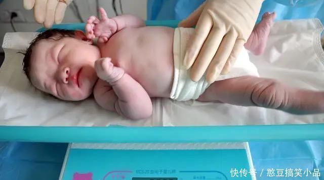 新生儿|宝宝出生6斤6两，奶奶逢人就夸“天赐聪明娃”！专家给出了真相