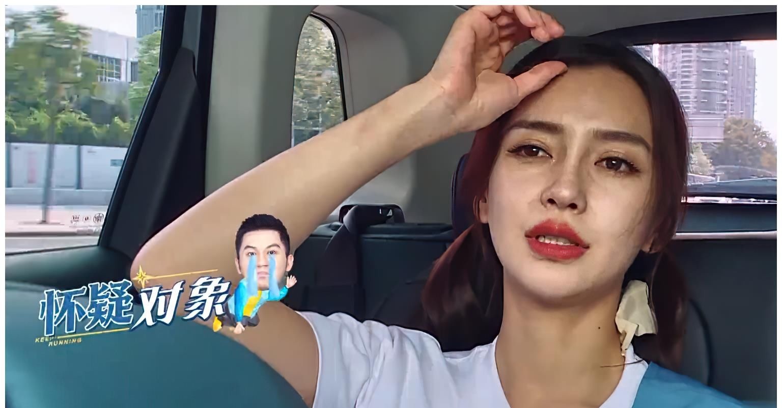 蔡徐坤打篮球衣服让女嘉宾扯坏，名牌秒被撕掉，录节目像进了盘丝洞