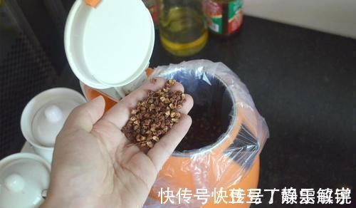 垃圾桶|你家有废旧的电热水壶吗?放在厨房特别实用,邻居见了都夸我聪明