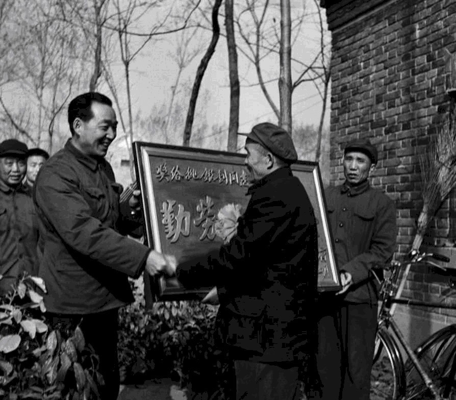 铜壶|一锹挖出40斤黄金，奖励1万遭全村白眼30年，最值钱的还不是金子