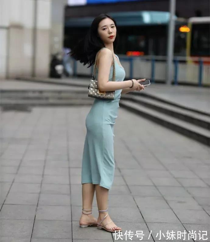 包臀 成熟有韵味的美女,包臀连衣裙搭绑带凉鞋时髦洋气显高级又甜又欲