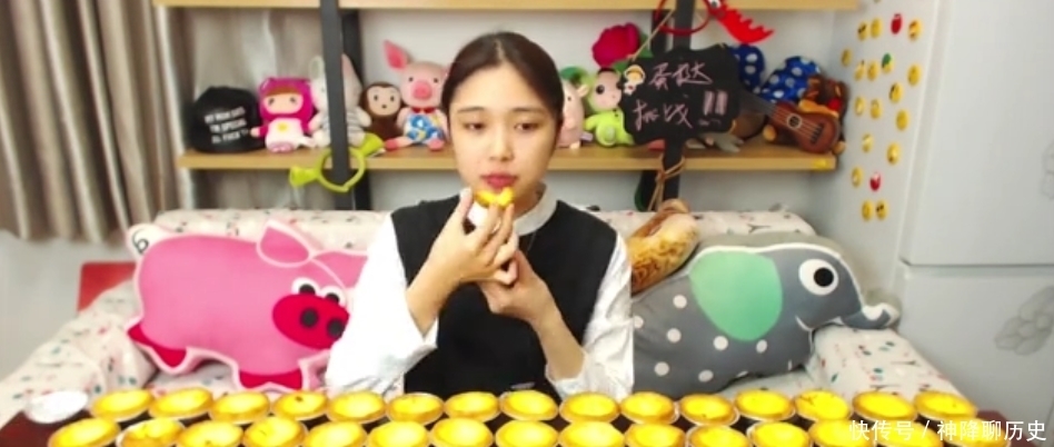么多的蛋挞|大胃王吃120个“蛋挞”,粉丝担心她吃吐,站起身后却穿帮了!