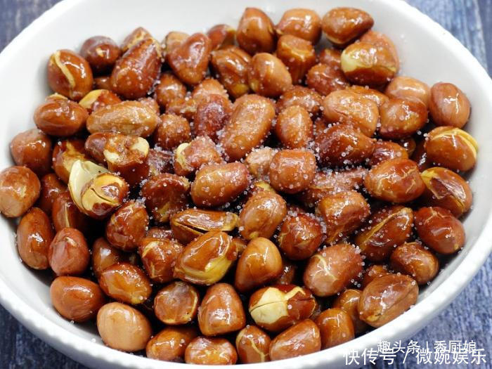 炸花生米时,出锅直接撒盐大错特错,教你一招,花生酥脆不返潮