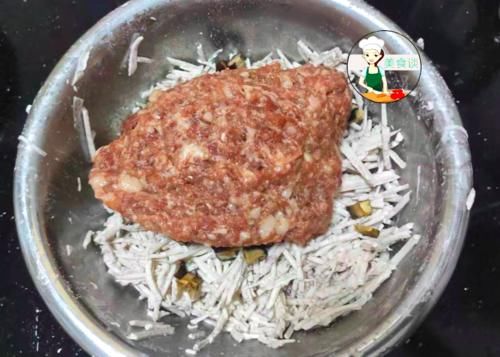  饺子|冬天，萝卜白菜靠边站，用它做馅包饺子，粉糯鲜香营养高，便宜好吃