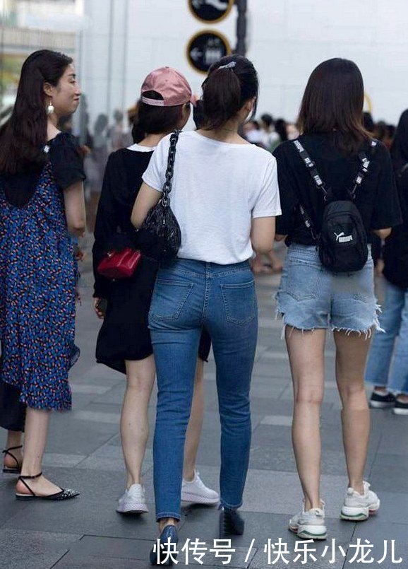 选用了V型领的剪裁,配色清爽减龄,突显知性干练美