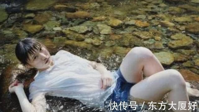 三重野庆@日本一位画家画了一幅水中少女,网友放大20倍后,才是惊艳的开始