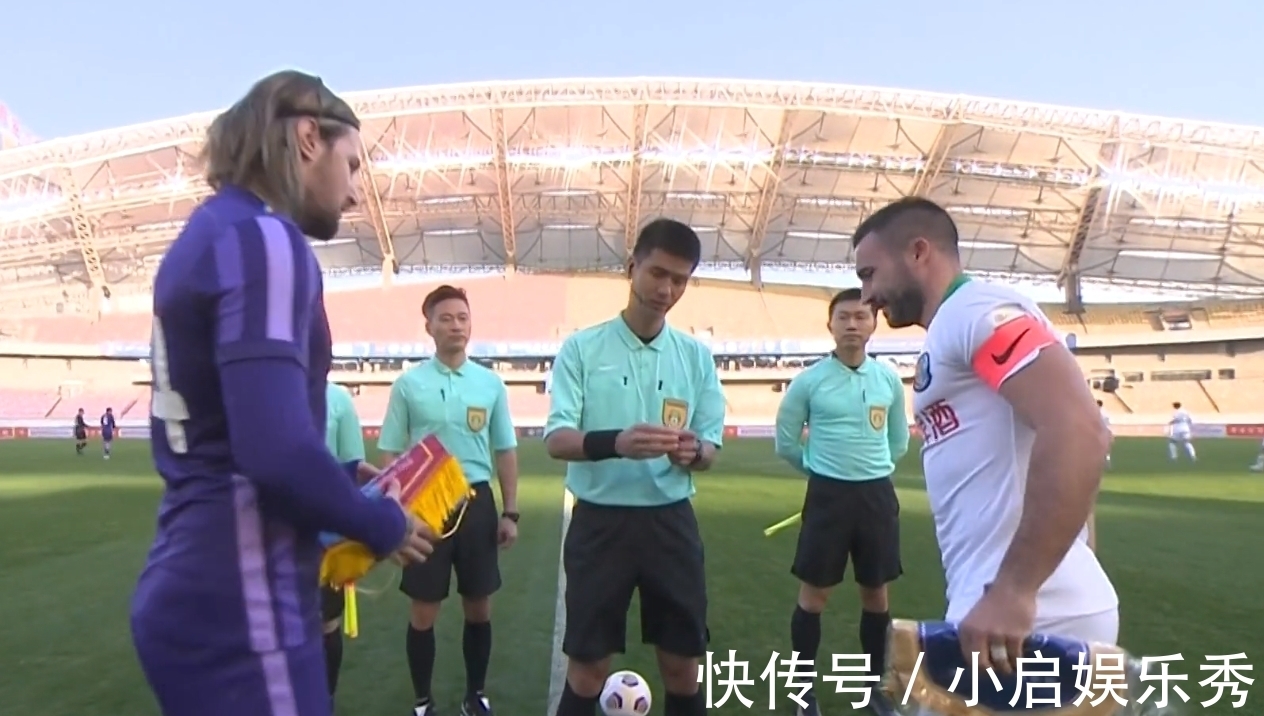 巴頓|從2-5到2-1！青島隊(duì)拿下賽季第三勝，吳金貴的“判斷”很正確