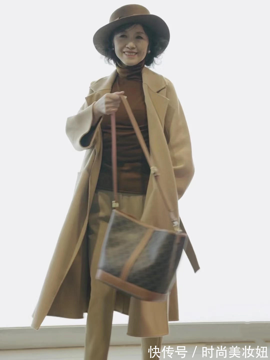 穿搭|真正见过世面的女人,穿衣简洁又高级,这位60岁奶奶气质真高雅