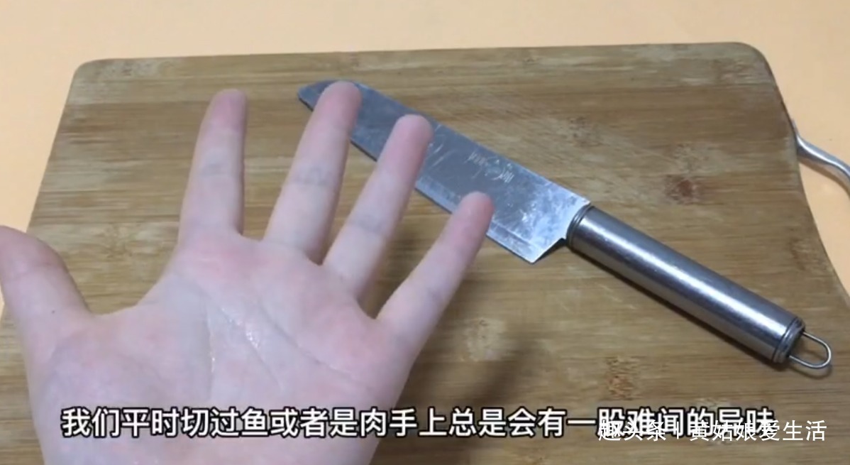 牙膏挤在手机屏幕上，作用真厉害，一年能省不少冤枉钱，快去试试