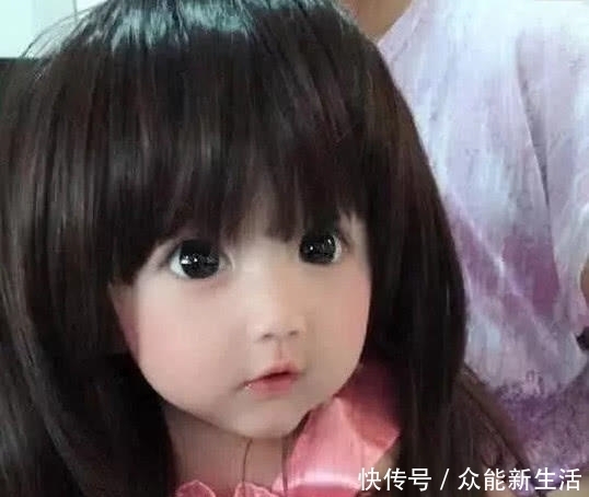 基因|泰国真人“芭比娃娃”被质疑,见到全家照,网友:基因真强大