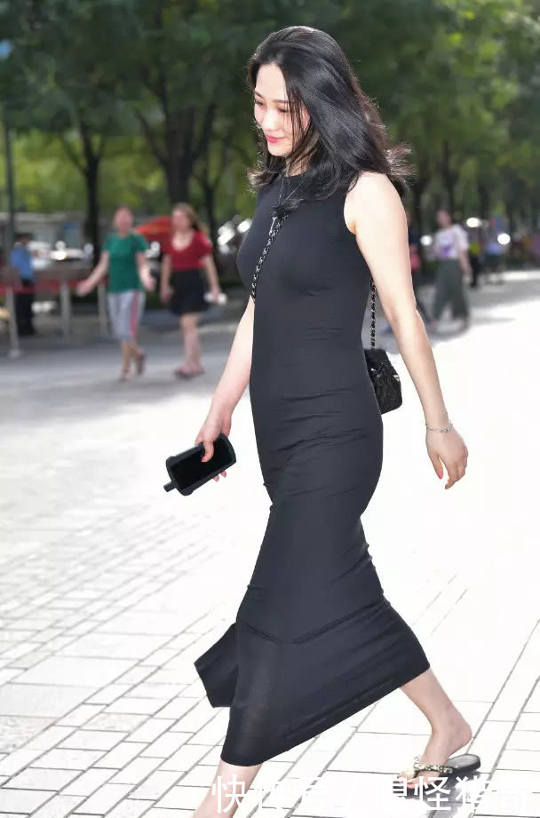 优雅|街拍美女:微胖妇人一袭优雅长裙,尽显婀娜身姿,浪漫雅致,很美