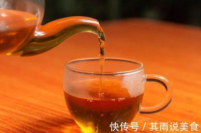 经常喝茶与只喝白开水的人,哪个更健康