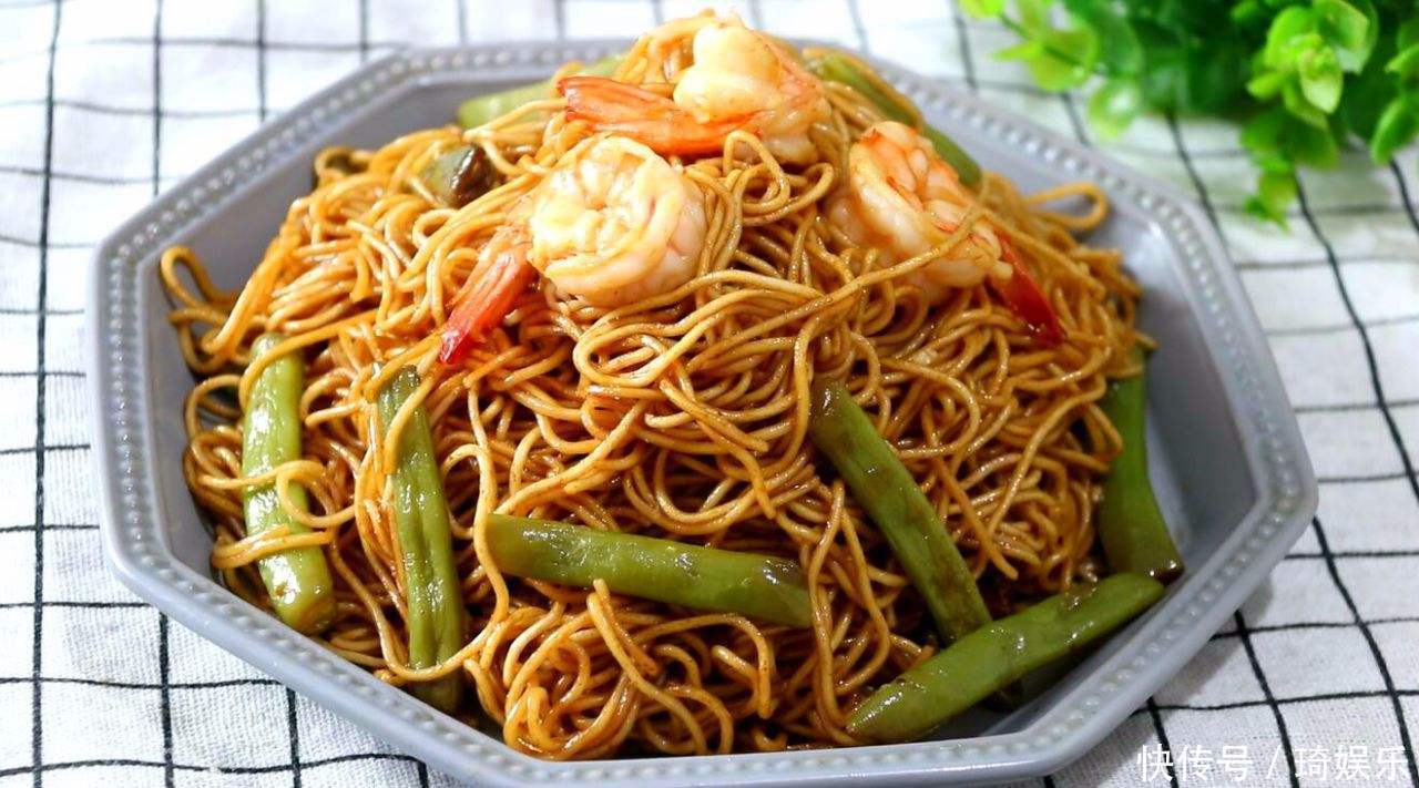 豆角焖面的家常做法,豆角嫩绿面条不粘,做法简单味道好