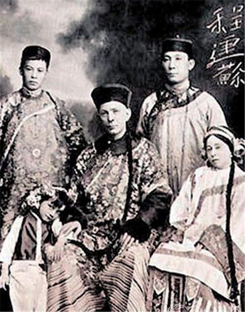 魔术$现实版“火云邪神”,给人展示徒手接子弹,最后表演却出现失误