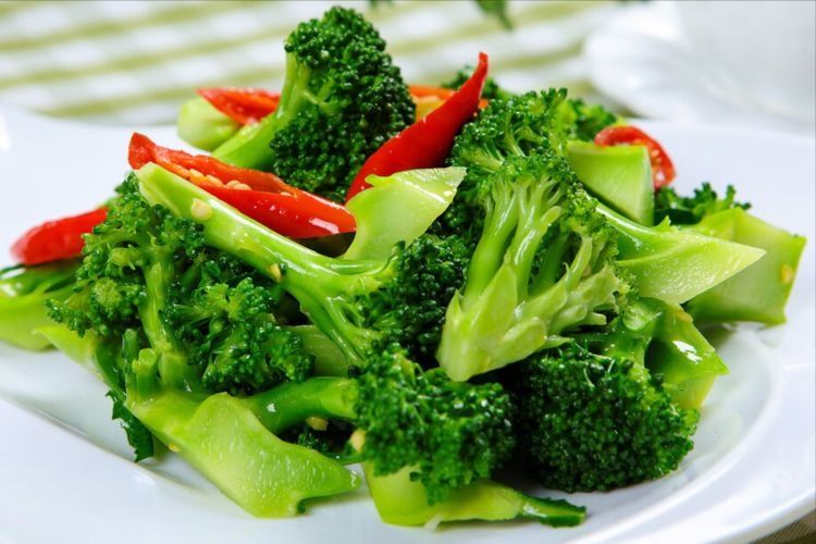 炒西兰花，焯水还是直接炒？原来弄错了做法，怪不得不爽脆不入味
