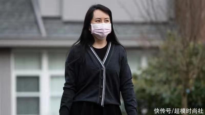 48岁孟晚舟新发型太减龄了！穿针织蓬蓬裙娇俏可爱，重现少女感