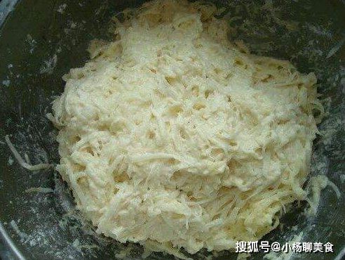 炸萝卜丸子时，别再用水调了，原来一直做错，难怪不酥脆！