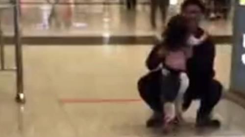 爸爸|3岁女儿一下飞机就向爸爸飞奔,接下来的画面,网友直呼甜到齁