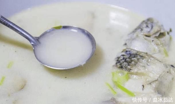 想喝鲫鱼汤却不会做?教你一招,汤汁奶白无腥味,味浓营养高!