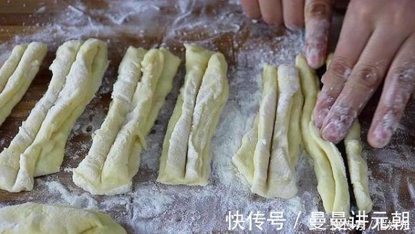 想吃油条不用买,1碗面粉2个鸡蛋,金黄酥脆又健康,超简单
