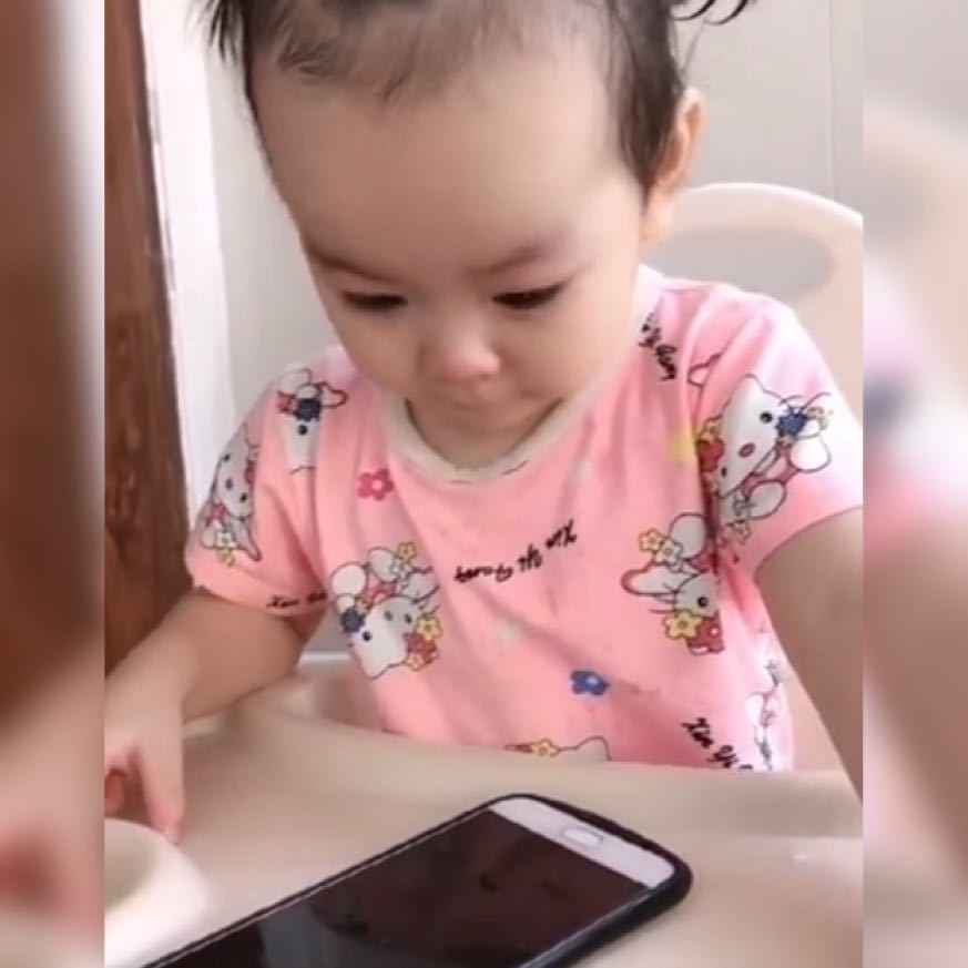 妈妈|萌娃非要看电视,被妈妈拒绝给爸爸打电话告状,谁料爸爸反应亮了