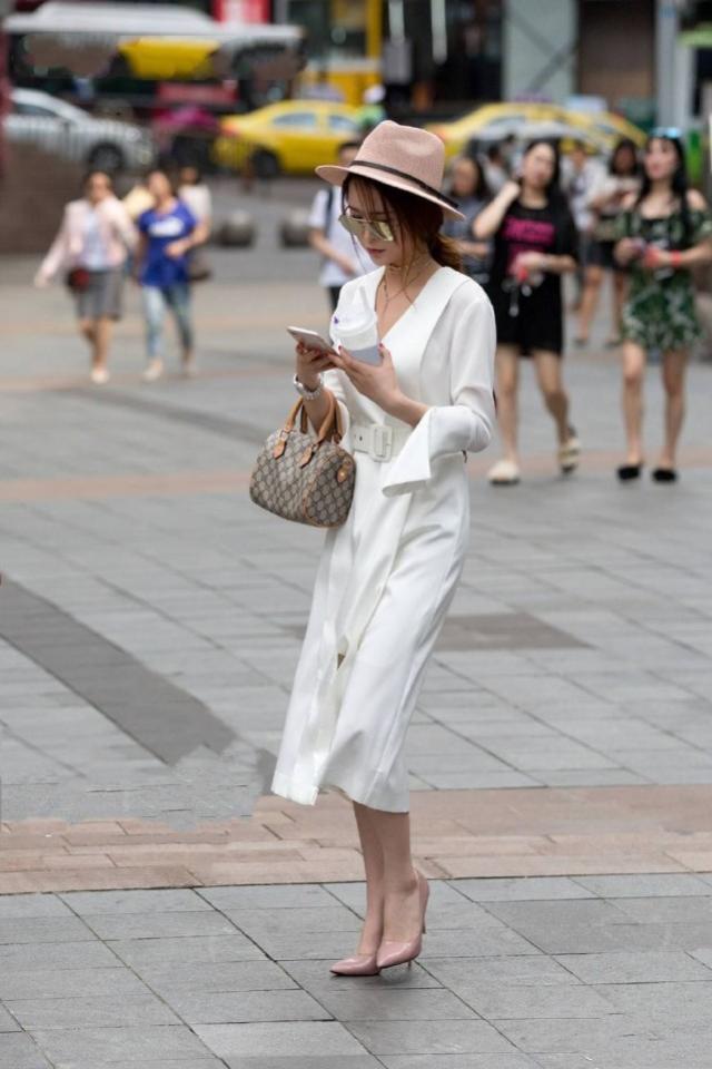 街拍：美女身穿黑色的连衣裙优雅大方，简洁大方又不失美感与优雅