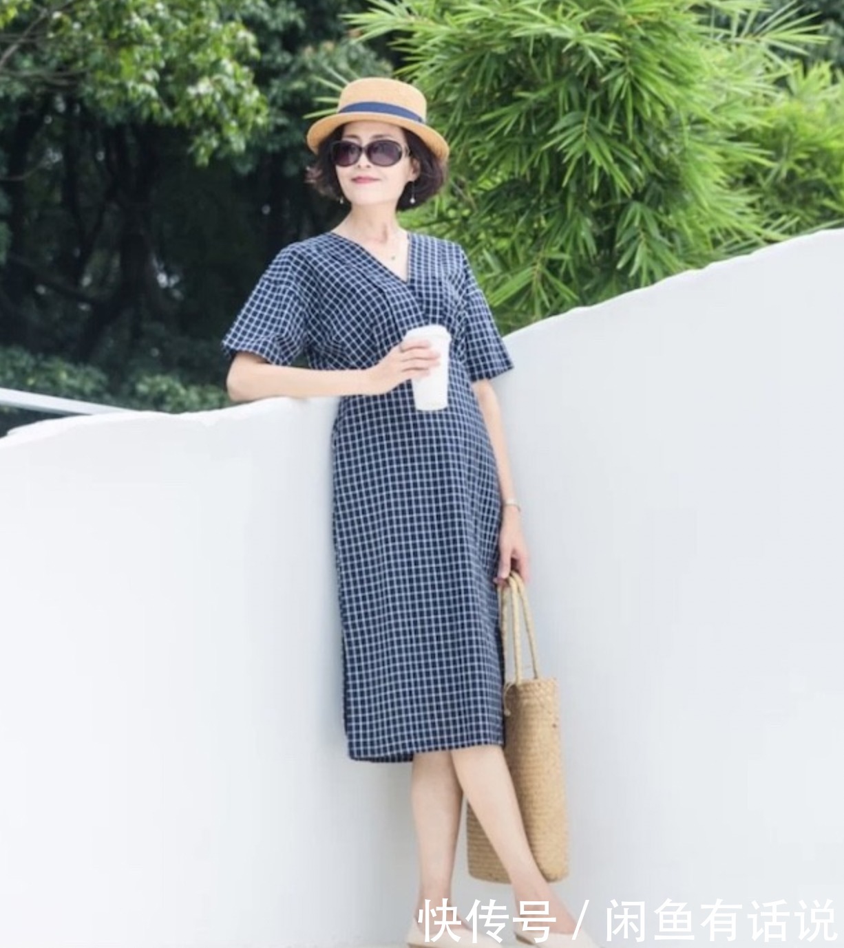 凸显|50岁女人别总穿碎花裙,先看清自己的身材,挑对裙子才是时髦阿姨