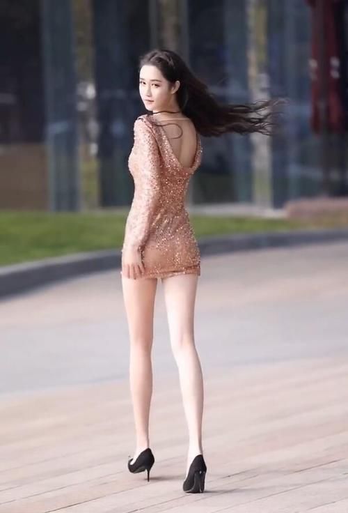 小姐姐|包臀裙搭配高跟鞋,让小姐姐变身为都市成熟女性