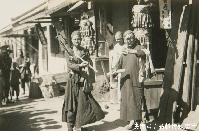 发呆|晚清时期老照片，八旗子弟游手好闲遛鸟，妇女在麻将桌前发呆