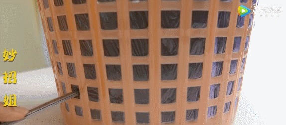 在垃圾桶里装满泥土,摆在阳台上有妙用,一年能帮你省下不少钱