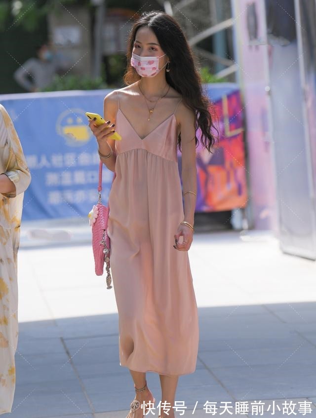 挎包 性感背心长裙搭配芭比粉挎包，个性亮眼，适合的服装才会更美！