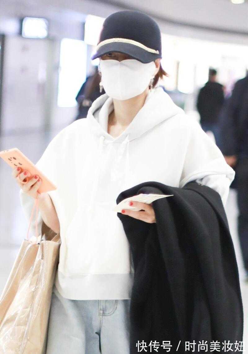 无龄感 马伊琍衣品真洋气,穿白色卫衣配运动裤,减龄不说还很高级