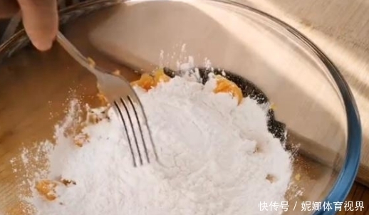 红薯|红薯“秘制新吃法”,不油炸不水煮,外酥里糯,真的是太香了!