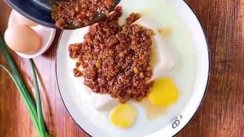 1块嫩豆腐,2枚鸡蛋,1两肉末,蒸一蒸炒一炒,滑嫩鲜美入口即化