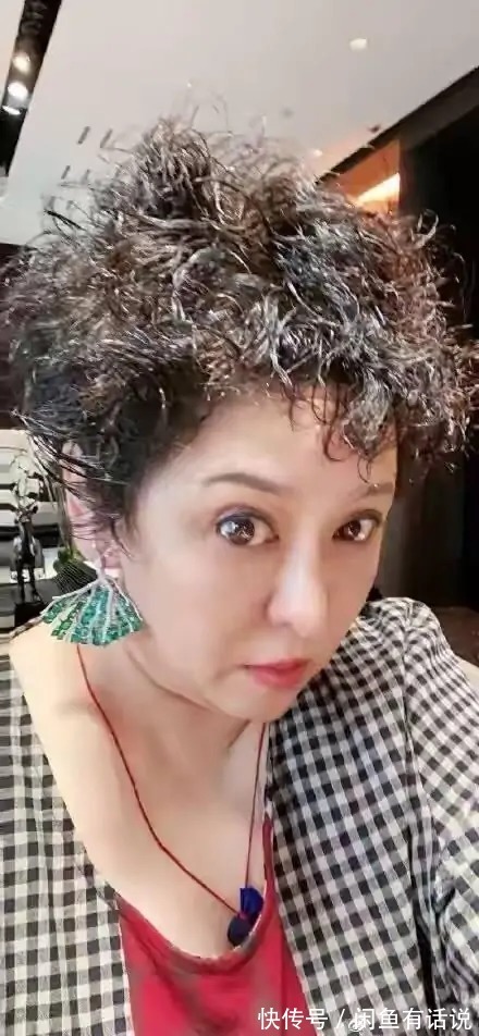 泡面卷|向太越来越时髦,穿那么花的裙子还烫“泡面卷”,不土反而挺洋气