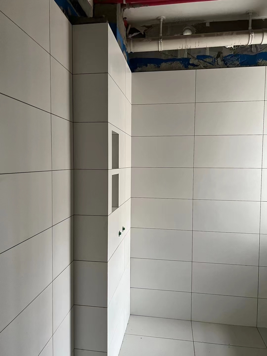 橙花|成都橙花风景装修施工现场图丨瓦工贴砖,木工吊顶已完成