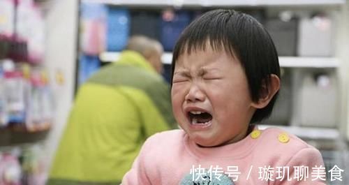 消费观|“不买就不走”,当孩子拿着玩具不放手时,奶奶的做法引路人点赞