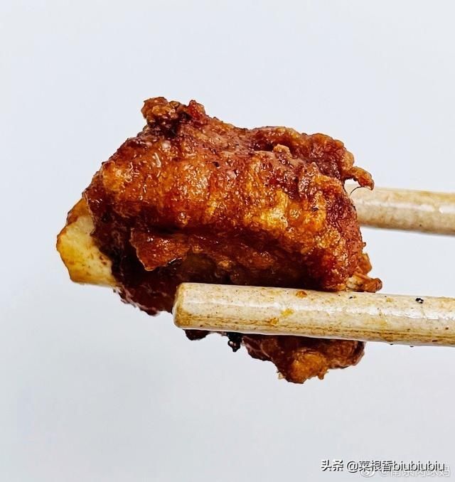 辣椒粉|蒜香排骨，趁热吃，鲜香爽口也可撒上少许辣椒粉调味??