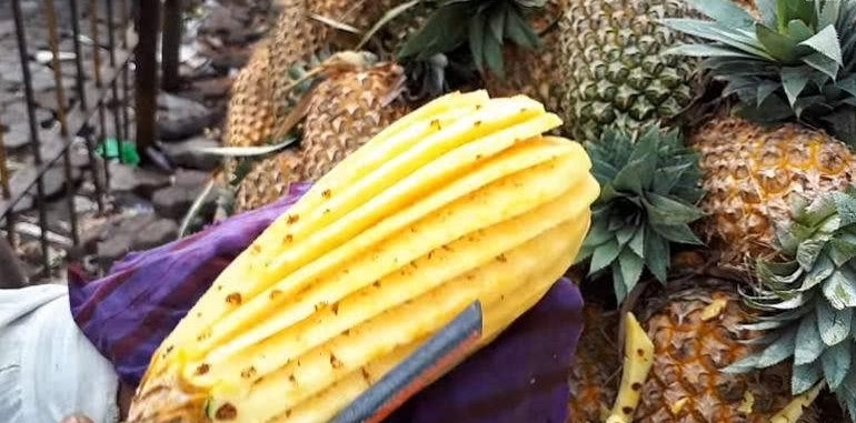 吃菠萝真的不用削皮!水果摊大姐教你一个方法,原来吃错了20年