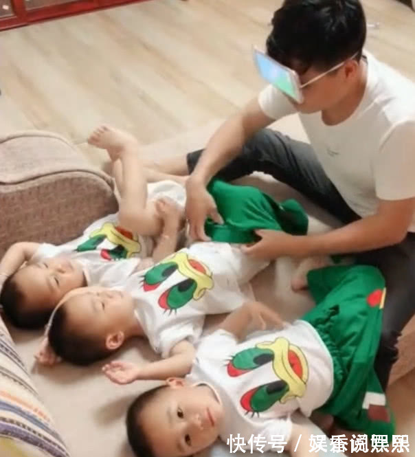 带娃|爸爸给三胞胎儿子穿裤子,爸爸的方法太逗了,网友大呼带娃界高手