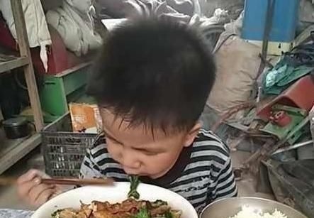 老师|4岁男孩总喊饿,老师家访了解原因,直呼:幼儿园要被吃垮了