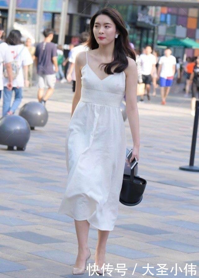 优雅|美女街拍白色吊带长裙,仙气十足,优雅迷人
