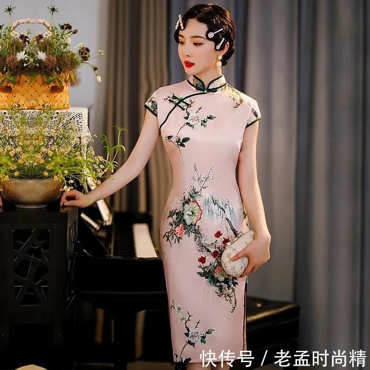 穿搭|甜美浪漫粉色旗袍,柔情满满,夏季穿搭会把整个人描摹的可爱极了