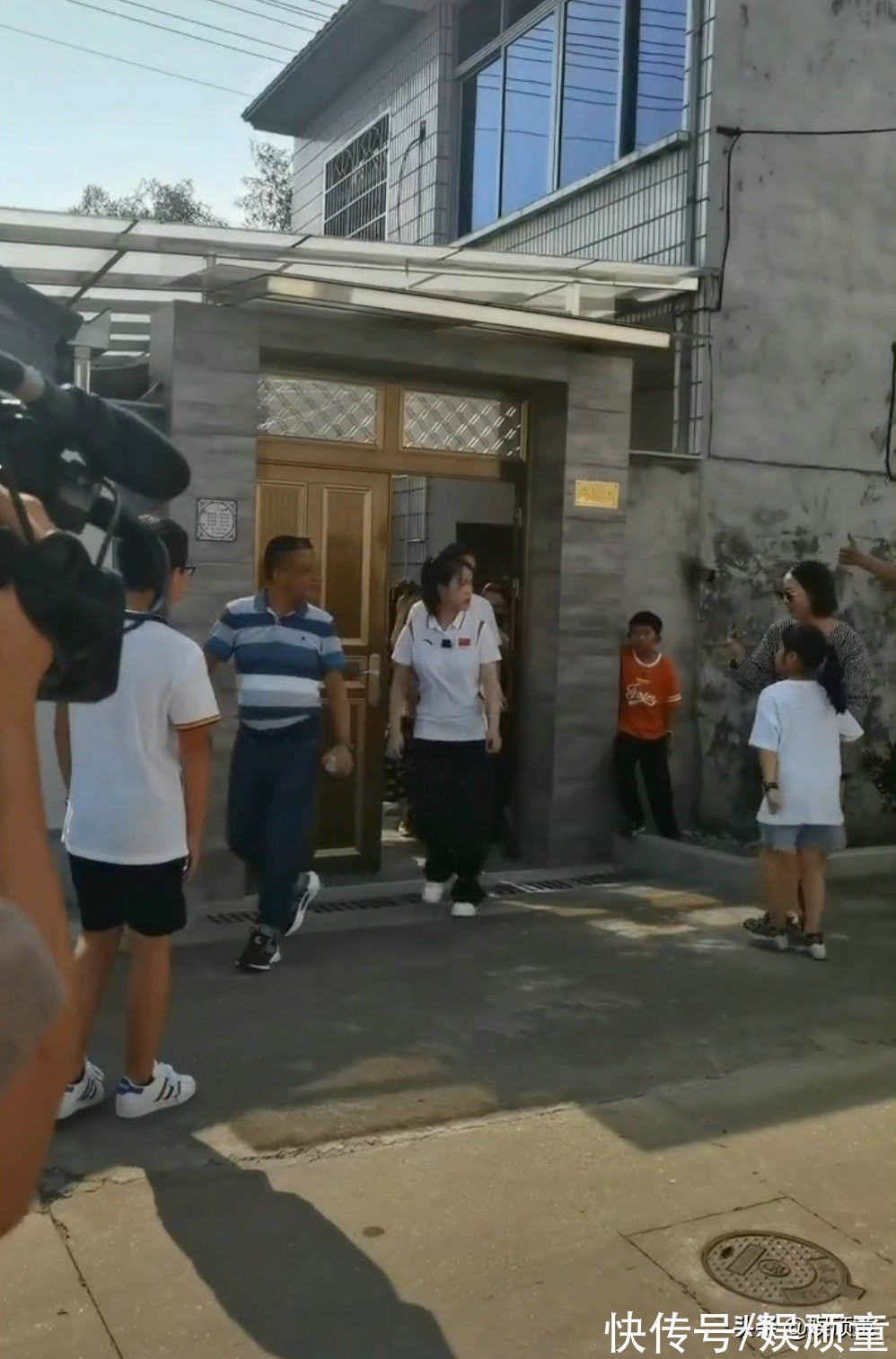 比赛|杨倩比赛结束后回老家，邻居太“热情”怼脸拍，杨倩表情引热议