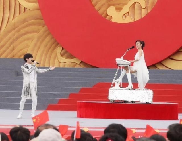 玖月奇迹离婚再添证据,演出现场男方却换人,王小玮摘婚戒