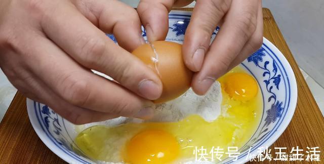 面粉别只会蒸馒头了,加3个鸡蛋,做出创意小吃,比蛋糕油条好吃