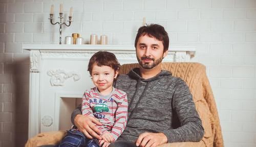 孩子|12岁男孩校园告白女生,当众拥抱和亲吻,网友父母不管教的下场