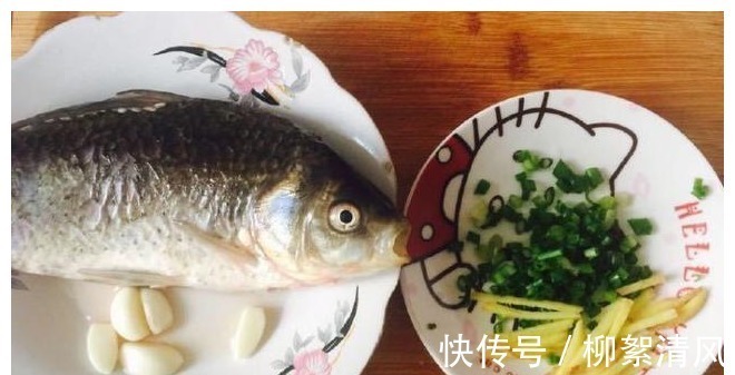 熬鲫鱼汤时，先油炸还是直接煮方法错了，难怪鱼汤不白还腥臭！