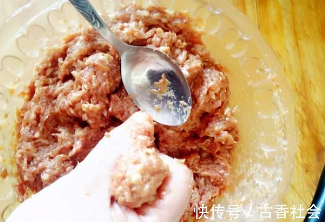 炸肉丸子时,谨记“2做1不做”窍门,丸子外焦里嫩,放凉也不硬