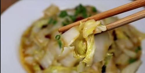 炒大白菜时,马上下锅就错了!大厨教你一招,鲜嫩脆爽、不出水